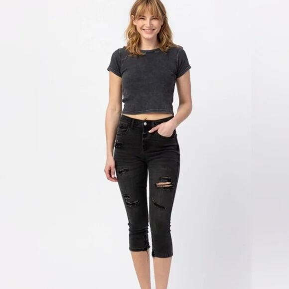 Judy Blue Catalina Vintage Black Denim Distressed Capri Jeans Size 28 - Picture 1 of 10